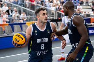 Jogadores do Brasil em jogo pela Copa do Mundo de Basquete 3 x 3 
