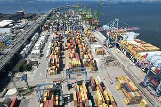 Contêineres no Porto do Rio de Janeiro aguardando navios para exportar mercadorias