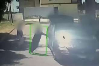 Vídeo revela um dos criminosos bloqueando porta do veículo enquanto o outro ateia fogo