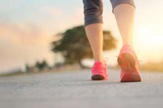 Para iniciar na corrida, começa pela caminhada (Foto: Canva)