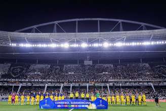 Jogadores de Botafogo e Racing em partida pela Copa Sul-Americana 