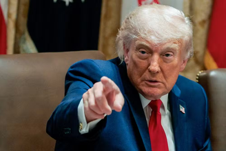 Donald Trump em seu gabinete em Washington