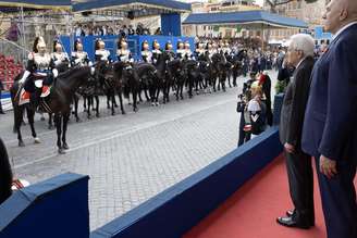 Parada militar com cavalos durante as celebrações dos 80 anos da República Italiana, em Roma