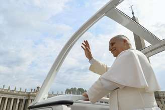 Leão XIV durante passeio em papamóvel no Vaticano