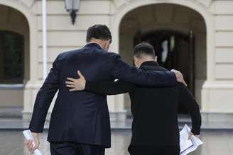 Rutte e Zelensky se abraçam durante visita do líder da Otan a Kiev