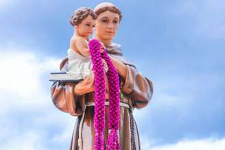 Quem deseja um namoro harmonioso pode recorrer a simpatias envolvendo Santo Antônio, conhecido como o "santo casamenteiro"
