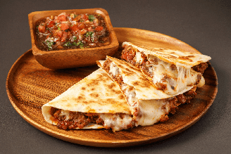 Quesadilla de carne com pico de gallo