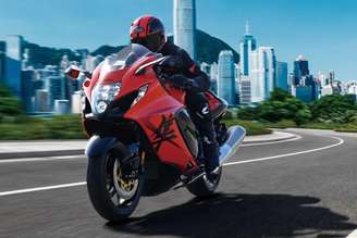 Há 30 anos, os fabricantes japoneses chegaram a um acordo: nenhuma motocicleta ultrapassaria os 300 km/h. Então surgiu a Suzuki Hayabusa, que atingiu quase 450 km/h.