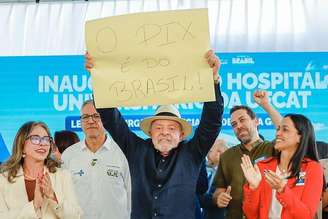 Lula (foto) e Flávio Bolsonaro apareceram em cartazes falando sobre o Pix após críticas dos EUA