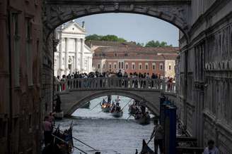 Visitantes lotaram Veneza no 1º dia da Bienal de Arte, em 9 de maio