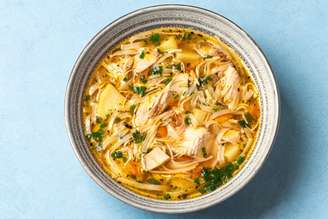 Sopa de frango rica em proteínas