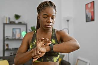 Uma leitura inesperada no smartwatch pode fazer você pensar que algo está errado e causar preocupação, principalmente em pessoas com maior tendência de sofrer com a ansiedade. Krakenimages.com/ Shutterstock