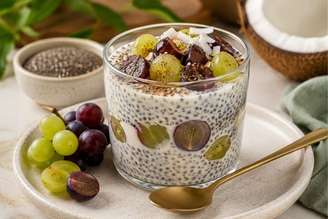Pudim de chia com leite de coco e uvas.