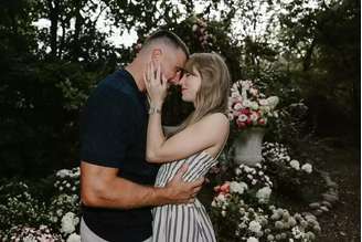 O casal Taylor Swift e Travis Kelce no momento do noivado