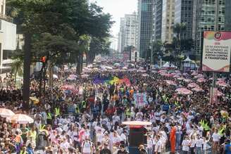 Movimentação da 30ª Parada LGBT+ na Avenida Paulista.