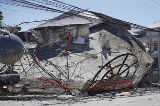 Prédios em General Santos ficaram destruídos