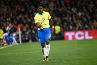 Endrick em campo usando a camisa da seleção brasileira