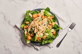 Salada Caesar proteica.