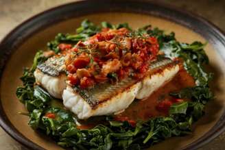 Peixe grelhado com espinafre refogado