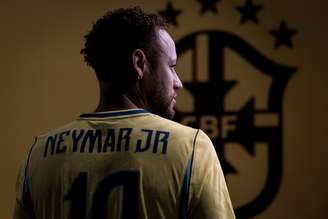 Neymar posa para ensaio do Brasil para a Copa do Mundo