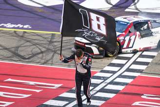 Denny Hamlin após vitória em Michigan em tributo a Kyle Busch.