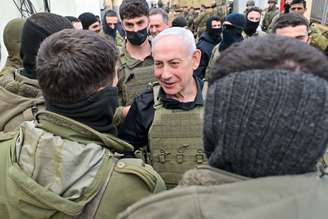 O primeiro-ministro de Israel, Benjamin Netanyahu, visita uma unidade militar israelense estacionada no território ocupado do sul do Líbano em 12 de abril de 2026.
