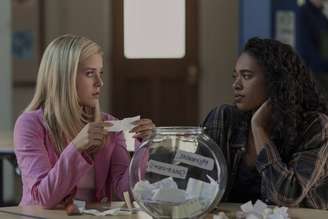 Elle Woods (Lexi Minetree) se sente perdida ao deixar a ensolarada Los Angeles para morar na cinzenta (e punk) Seattle