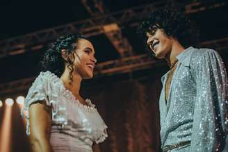 Filipe Bragança interpreta Sidney Magal e Giovana Cordeiro vive Magali em 'Meu Sangue Ferve por Você'.