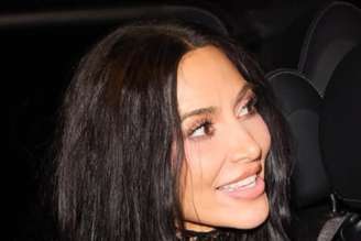 Kim Kardashian sorri para fotografia