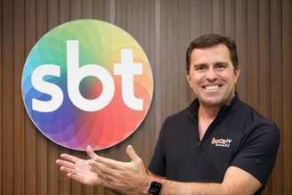 Rodrigo Bocardi posa com o logotipo do SBT