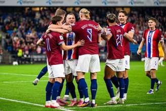Jogadores da Noruega comemorando a vitória sobre a Moldavia 
