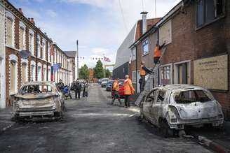 Veículos e imóveis de imigrantes foram queimados durante manifestações violentas em Belfast