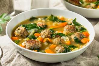 Sopa rica em proteínas com almôndegas e espinafre