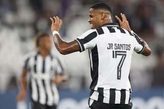 Junior Santos quer recuperar o espaço e voltar à velha forma –
