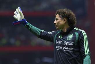 Guillermo Ochoa, goleiro do México, em partida amistosa contra a Sérvia antes da Copa do Mundo 