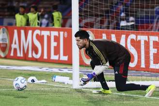 Augustín Rossi, goleiro do Flamengo, em aquecimento antes de jogo contra o Independiente Medellín pela Libertadores 