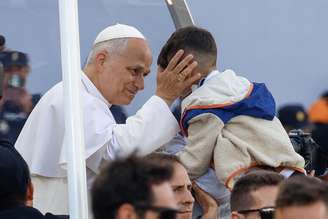 Papa Leão XIV abençoa fiéis antes de missa em Las Palmas, nas Ilhas Canárias
