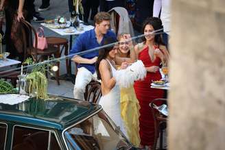 Dua Lipa durante festa de seu casamento em Palermo