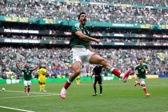 Raúl Jiménez marco o segundo gol do México na estreia da Copa do Mundo, contra a África do Sul