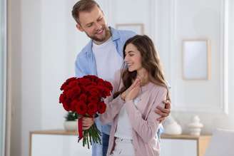 Presentear alguém com rosas pode ser uma forma delicada de demonstrar afeto