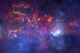 Imagem composta do centro da Via Láctea, criada com dados dos telescópios espaciais Hubble e Spitzer e de Observatório de Raios X Chandra: faixa de luz serena acima de nós não é um símbolo de permanência, mas a lembrança visível de uma longa história de sobrevivência. Nasa/JPL-Caltech/Esa via Wikimedia Commons