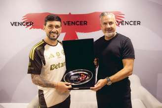 Arrascaeta foi homenageado recentemente por ter feito 100 gols pelo Rubro-Negro –