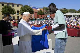 Papa participa de encontro com migrantes em Tenerife, na Espanha
