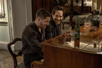 Nick Jonas, à esquerda, e Paul Rudd em cena de 'Hit Para Dois'
