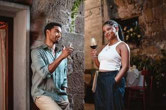 Regé-Jean Page e Halle Bailey estrelam 'Eu & Você na Toscana', comédia romântica em cartaz nos cinemas brasileiros