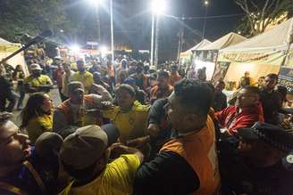 GCM tenta impedir telão com estreia do Brasil no Largo da Batata e causa confusão em festa junina.
