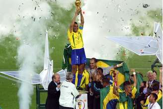 Cafu levanta a taça da Copa do Mundo de 2002.