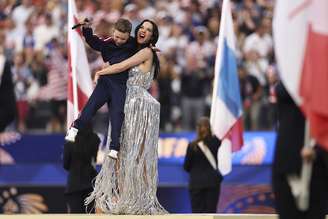 Katy Perry se apresenta durante o Desfile das Nações antes da partida do Grupo D da Copa do Mundo da FIFA 2026 entre os EUA e o Paraguai –