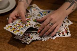 Cada carta do tarot carrega uma mensagem única de crescimento e transformação para os nativos dos 12 signos