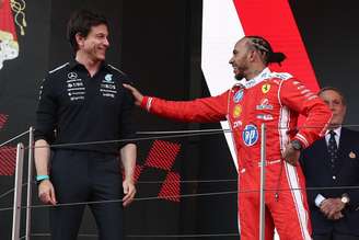Toto Wolff e Lewis Hamilton no pódio em Mônaco